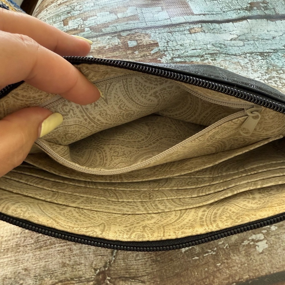 HOBO black with Beige Patterned Interior Wristlet Clutch VERY PRETTY - Picture 9 of 10